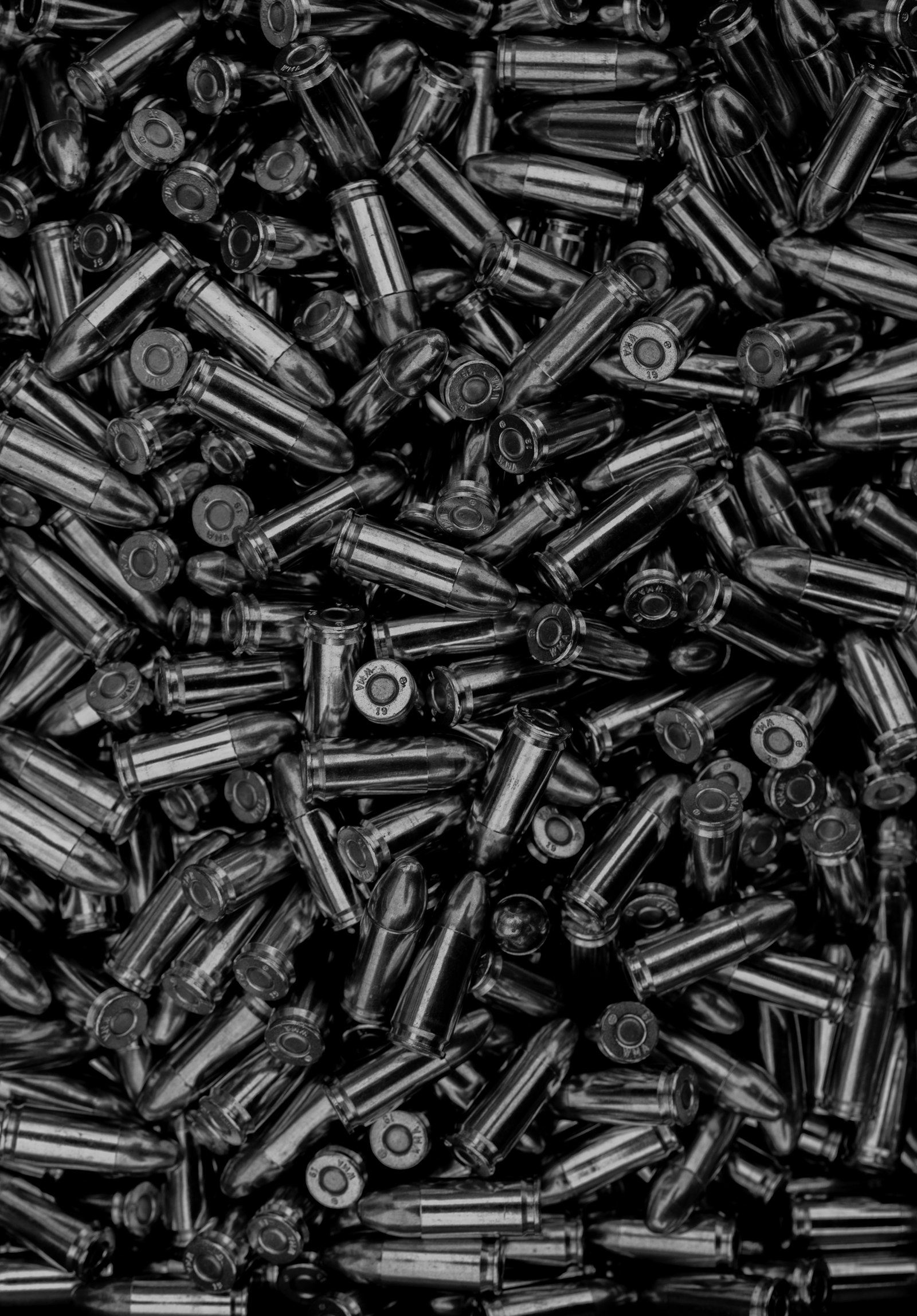 Cartouches .22 LR alignées sur fond noir