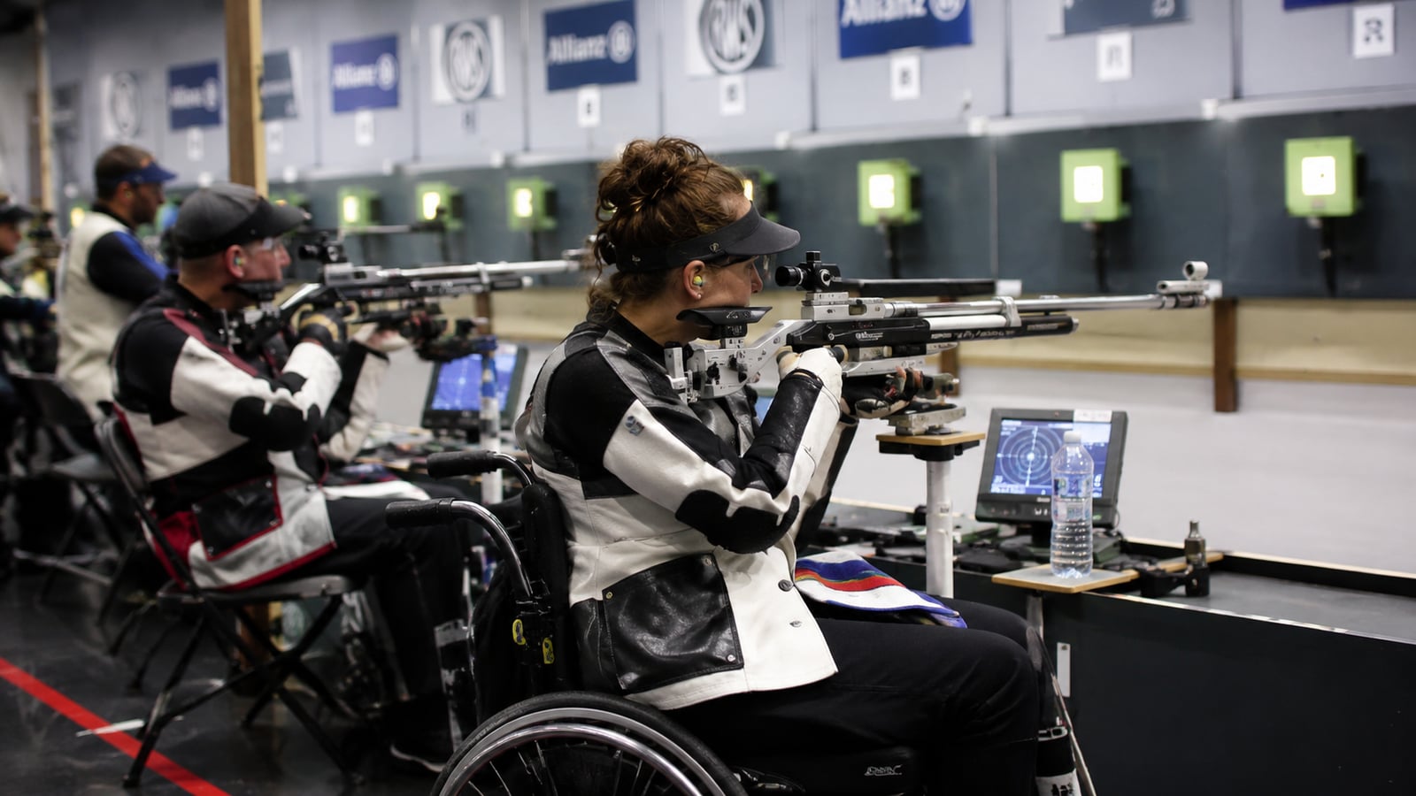 Tireuse para-tir en fauteuil roulant utilisant un appui adapté sur un pas de tir carabine 10 mètres en compétition