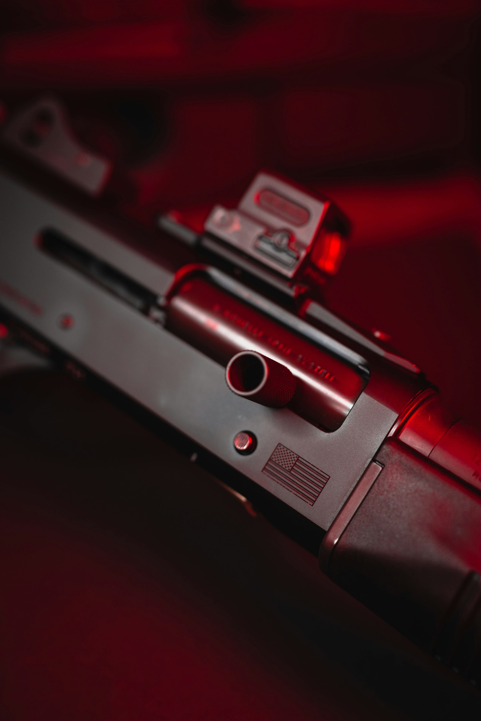 Pistolet et munitions sur table — équipement de tir sportif