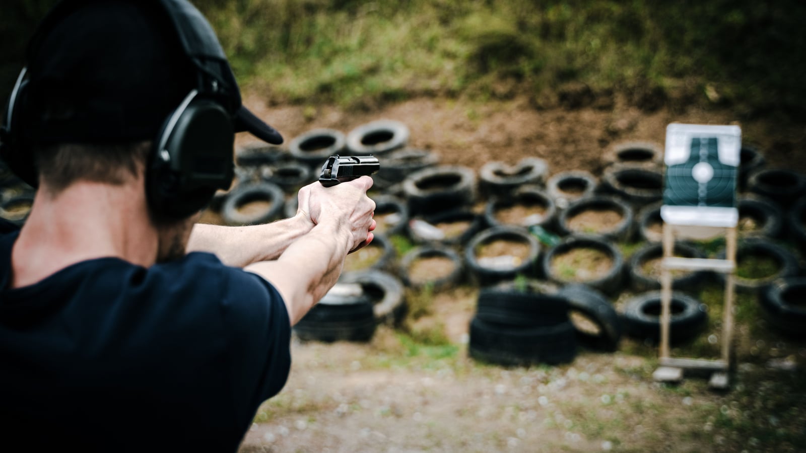 Isosceles vs Weaver: which pistol shooting stance should you choose
