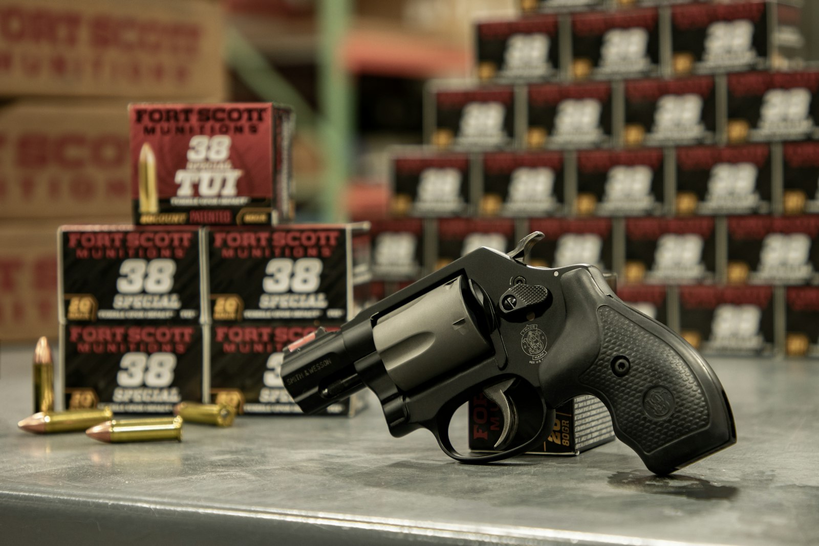 Pistolet et munitions sur table — préparation au tir